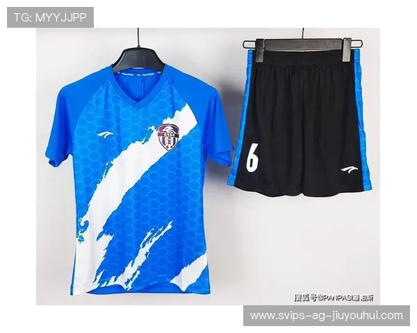 足球蓝色衣服黑色裤的搭配解析 如何穿出个性与活力